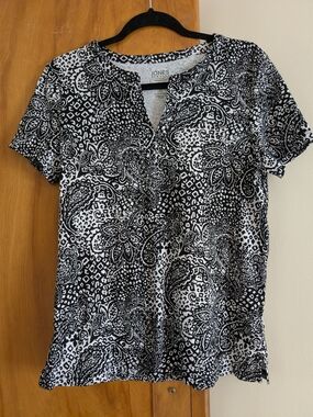 Jones New York Black & White Paisley Split-Neck Tee